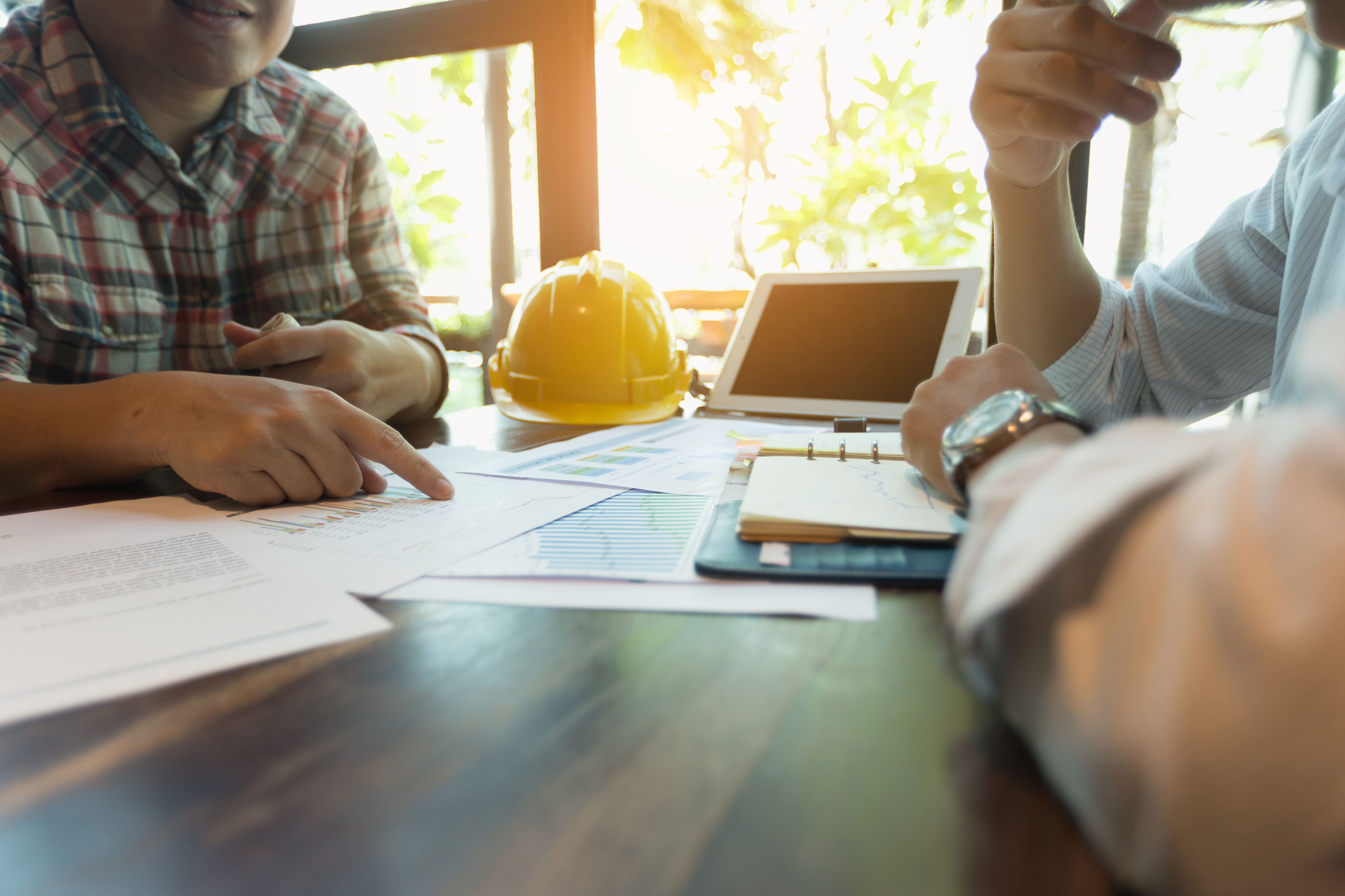 Businessmen are meeting with contractors about business plans. Businessmen are meeting with contractors about business plans.